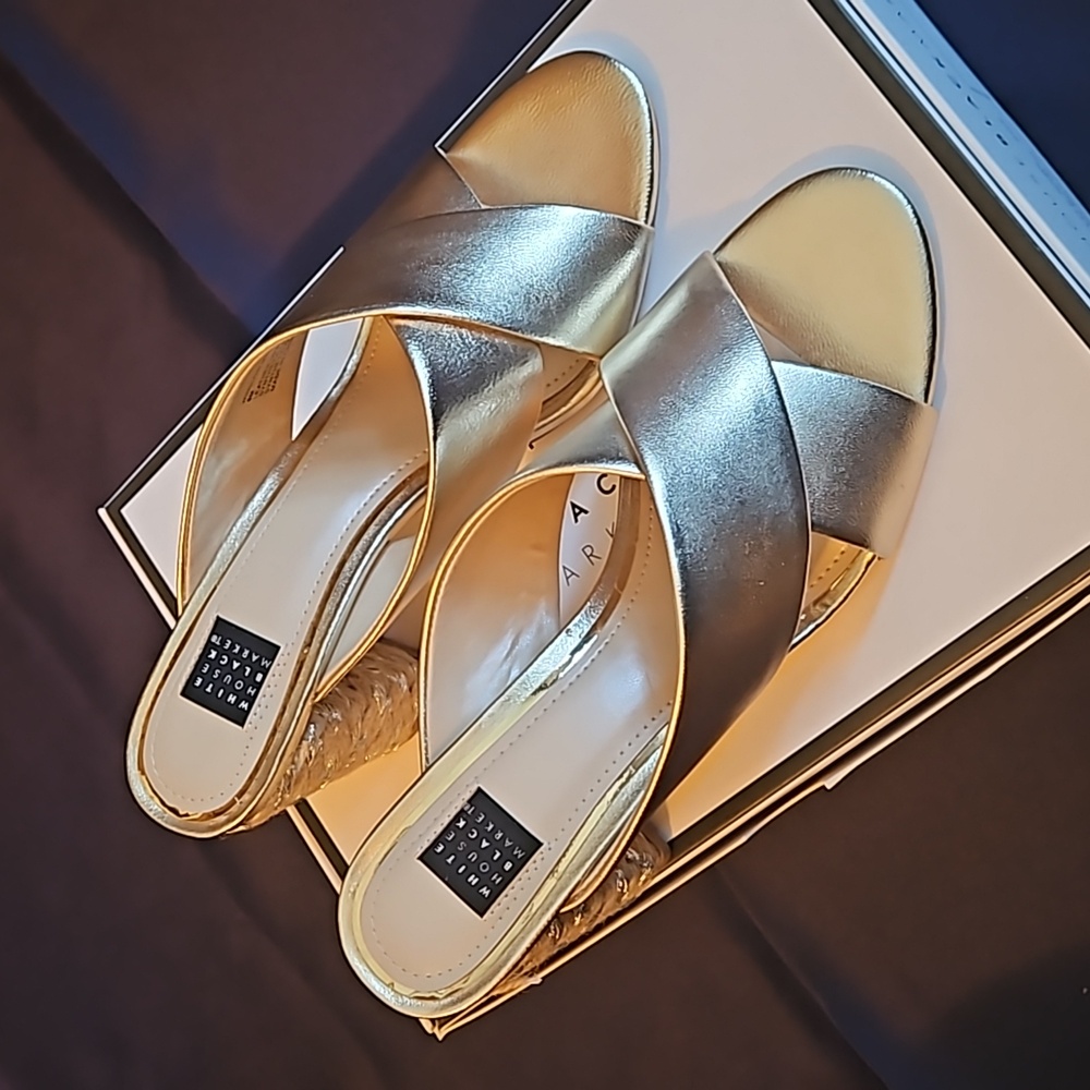 NEW IN BOX White House Black Market WHBM Winslow Mule, Size 8, Champagne/Gold